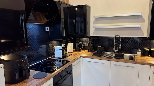 Geladeira, micro-ondas, fogão, cooktop