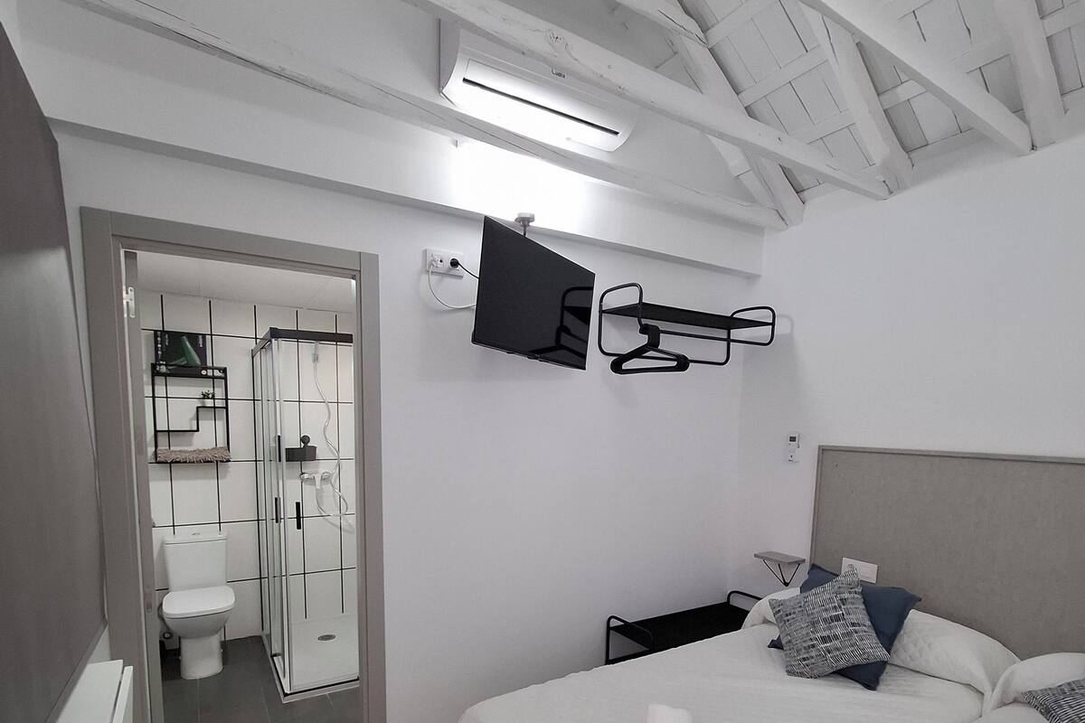 Desk, laptop workspace, soundproofing, WiFi (free)