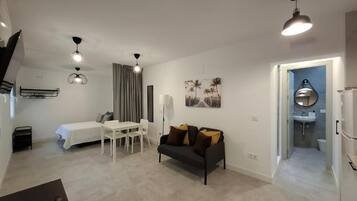 Een bureau, een laptopwerkplek, gratis wifi