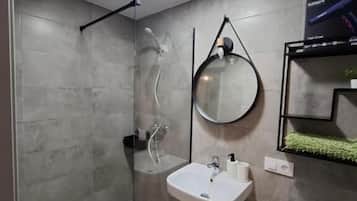 Dusche, Haartrockner, Handtücher, Seife
