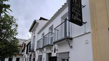 Vista frontal de la propiedad