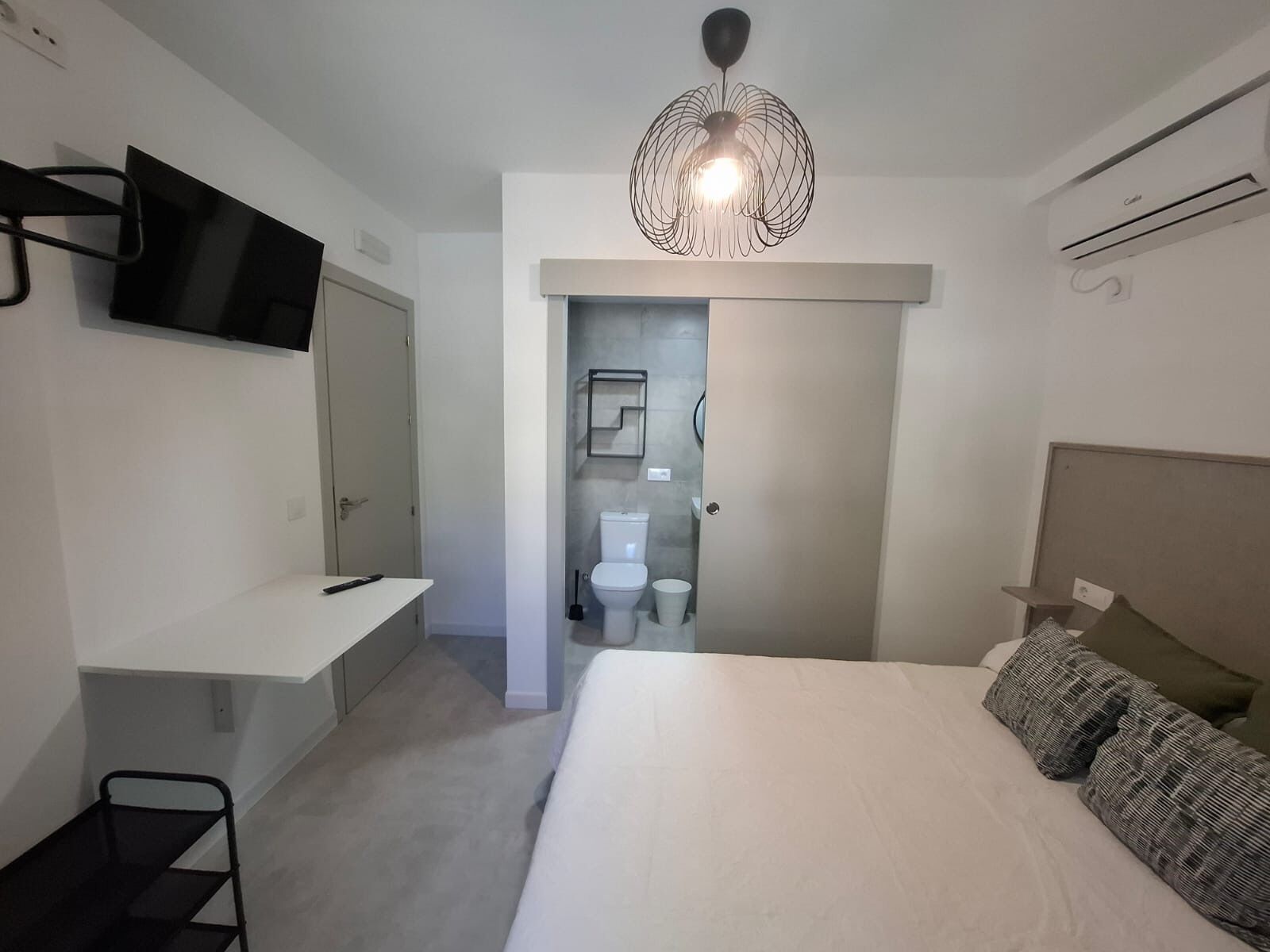 Quarto casal conforto, 1 cama de casal, varanda, vista para a cidade | Escrivaninha, espaço de trabalho para notebook, Wi-Fi de cortesia