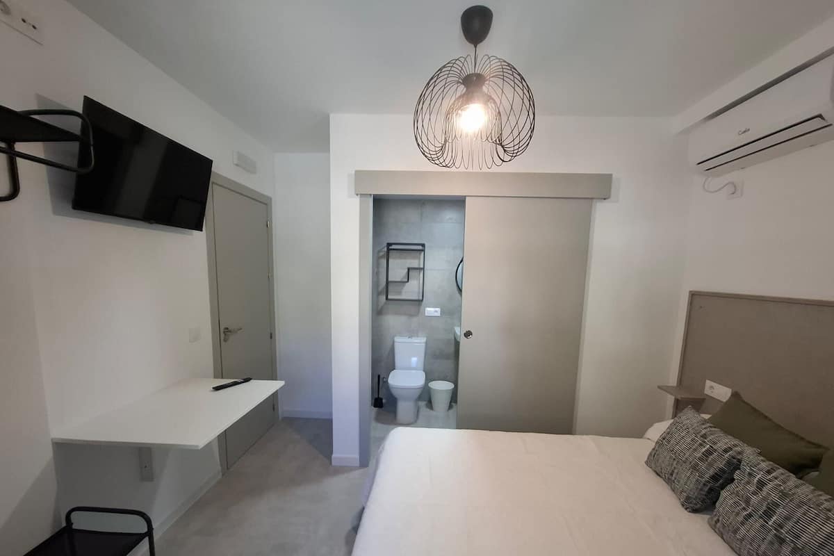 舒適雙人房, 1 張標準雙人床, 庭院, 城市景觀 | 書桌、筆電工作空間、免費無線上網