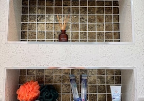 Sèche-cheveux, serviettes fournies, savon, papier toilette
