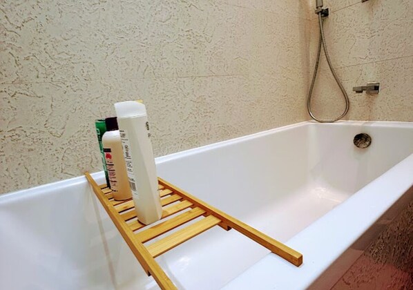 Haartrockner, Handtücher, Seife, Toilettenpapier