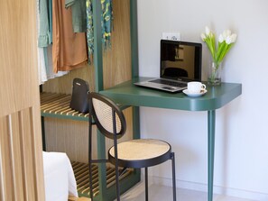 1 habitación y tabla de planchar con plancha 