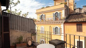 Kamar Quadruple Junior, pemandangan kota | Brankas, meja kerja, setrika/meja setrika, dan Wi-Fi gratis