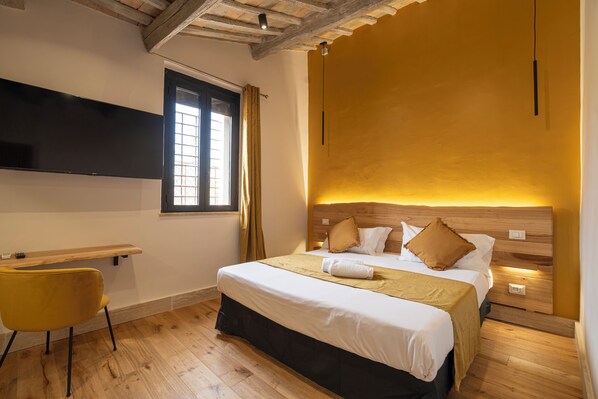 Standaard tweepersoonskamer | Een kluis op de kamer, een bureau, een strijkplank/strijkijzer