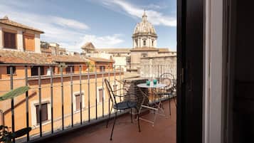 Kamar Quadruple Junior, pemandangan kota | Brankas, meja kerja, setrika/meja setrika, dan Wi-Fi gratis