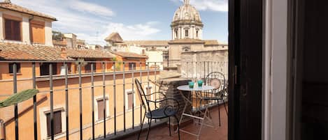 Quarto quádruplo júnior, vista para a cidade | Cofres nos quartos, escrivaninha, ferros/tábuas de passar roupa