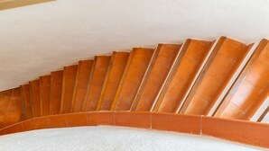 Eine Wendeltreppe mit Terrakottafliesen.