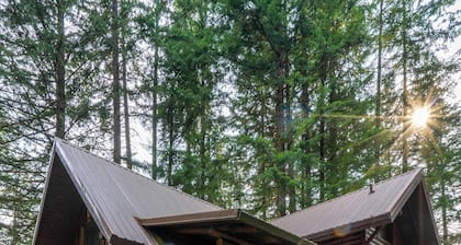 Log Cabin | 3BR/2.5BA | Hot Tub | Near Mt. Hood
