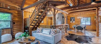 Hot Tub + Retro Airstream | Mt. Hood Log Cabin