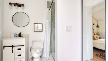 Douche, séchoir à cheveux, serviettes fournies, shampooing