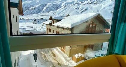 Cosy mountain apartment steps from the ski slopes â sleeps 4