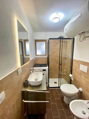 Douche, sèche-cheveux, bidet, serviettes fournies