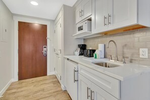 Kühlschrank, Mikrowelle, Wasserkocher mit Kaffee-/Teezubehör, Hochstuhl