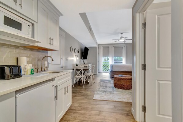 Kühlschrank, Mikrowelle, Wasserkocher mit Kaffee-/Teezubehör, Hochstuhl