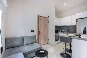 Smart TV, offices - Harma City Living - Street View Economy Apartment (Chania)
