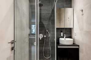 Shower, hair dryer, towels, shampoo