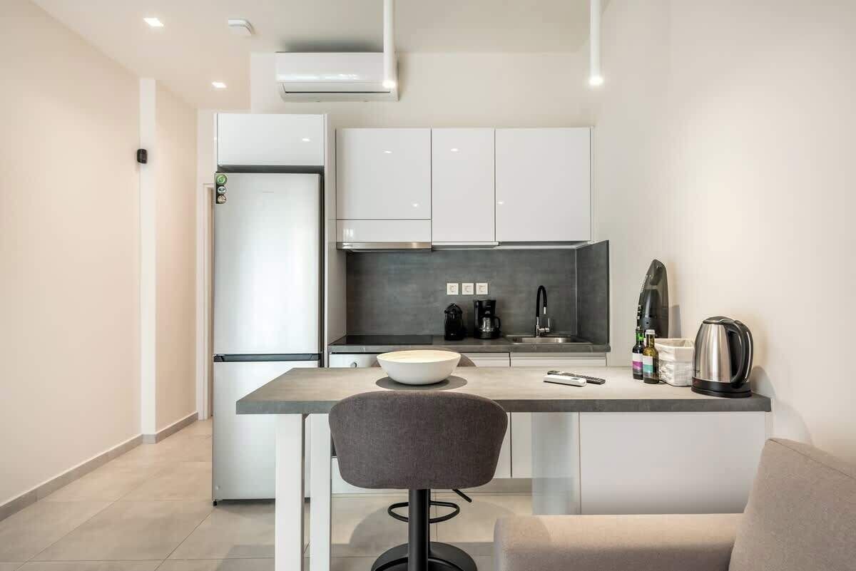 Een koelkast, een magnetron, een oven, een kookplaat