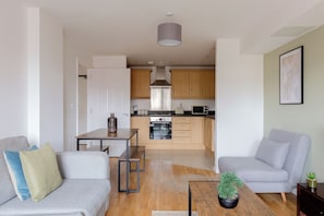 Appartement, balkon | Woonruimte | Een 32-inch flatscreentelevisie met kabelzenders en Netflix