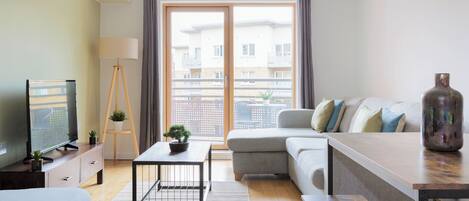 アパートメント バルコニー | リビング エリア | 32 インチの薄型テレビ (ケーブル放送視聴可)、Netflix、ストリーミングサービス