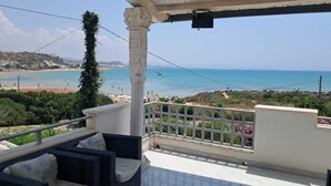 A balcony with a view of a beach and the sea. - FIRST TO SCALE (Punta Grande)