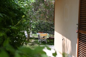 Outdoor dining - N303 - Numana, comfortable three-room apartment with garden (Numana)