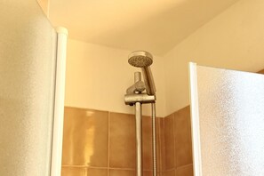 Shower, bidet, towels - N303 - Numana, comfortable three-room apartment with garden (Numana)