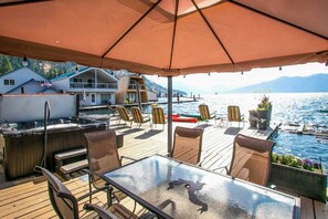 Outdoor dining - Tranquil Waters Float Home (Bayview)