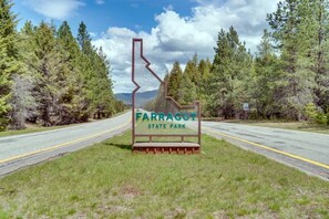 Una señal de tráfico para el Parque Estatal Farragut con un diseño distintivo.
