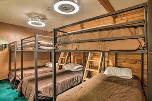 Desk, WiFi, bed sheets
