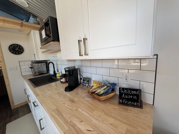 Paper towels - Modern Tiny House in Seward - 5 Min to Harbor & Tours (Seward)