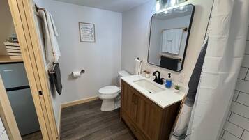 Douche, sĂšche-cheveux, serviettes fournies, savon