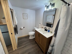 Shower, hair dryer, towels, soap - Modern Tiny House in Seward - 5 Min to Harbor & Tours (Seward)