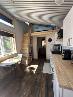 Paper towels - Modern Tiny House in Seward - 5 Min to Harbor & Tours (Seward)