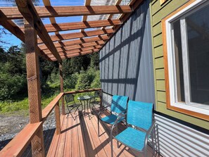 Property grounds - Modern Tiny House in Seward - 5 Min to Harbor & Tours (Seward)