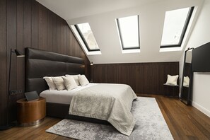 Junior Suite | In-room safe, blackout curtains, soundproofing, iron/ironing board