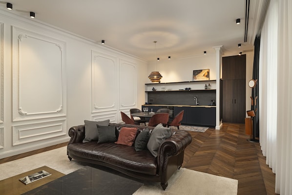 Luxury Suite | In-room safe, blackout curtains, soundproofing, iron/ironing board