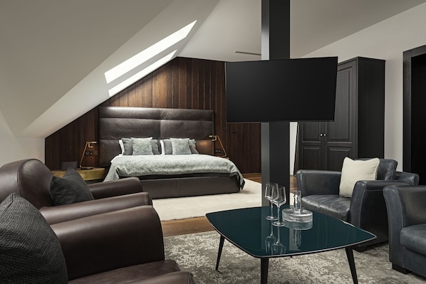 Junior Suite | In-room safe, blackout drapes, soundproofing, iron/ironing board