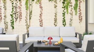 Daily cooked-to-order breakfast (EUR 20 per person)