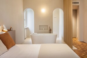 6 bedrooms, in-room safe, iron/ironing board, free WiFi