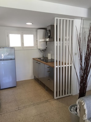Réfrigérateur, micro-ondes, bouilloire électrique, grille-pain