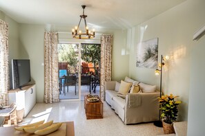 Villa - Larnaca Oneiro Seaside Villa (Pervolia)