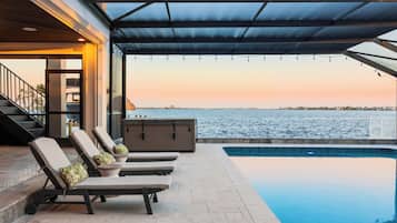 Een buitenzwembad en een verwarmd zwembad