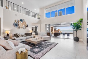 Smart TV, fireplace, stereo