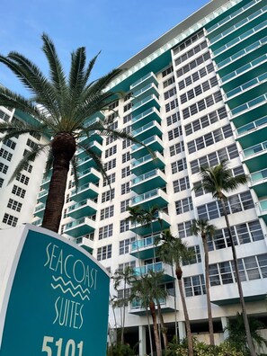 Exterior - 2bd2bth Partial Ocean view Ste w/ balcony, Pool, nearby dining, beach access (Miami Beach)