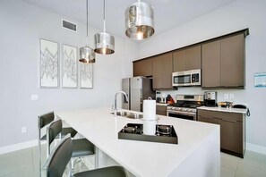 Private kitchen - Spacious 3-bedroom apartment with AC, WiFi in amazing Kissimmee (Kissimmee)