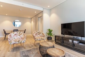 TV - 16 On Bree Executive Apartment (Cape Town)